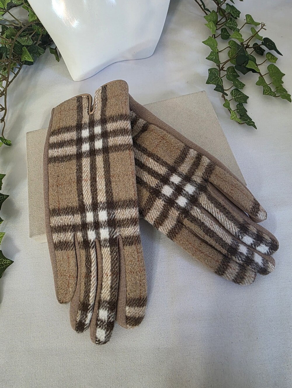 Classic Nova Check Plaid Winter Knit Gloves Fleece Lined Tan